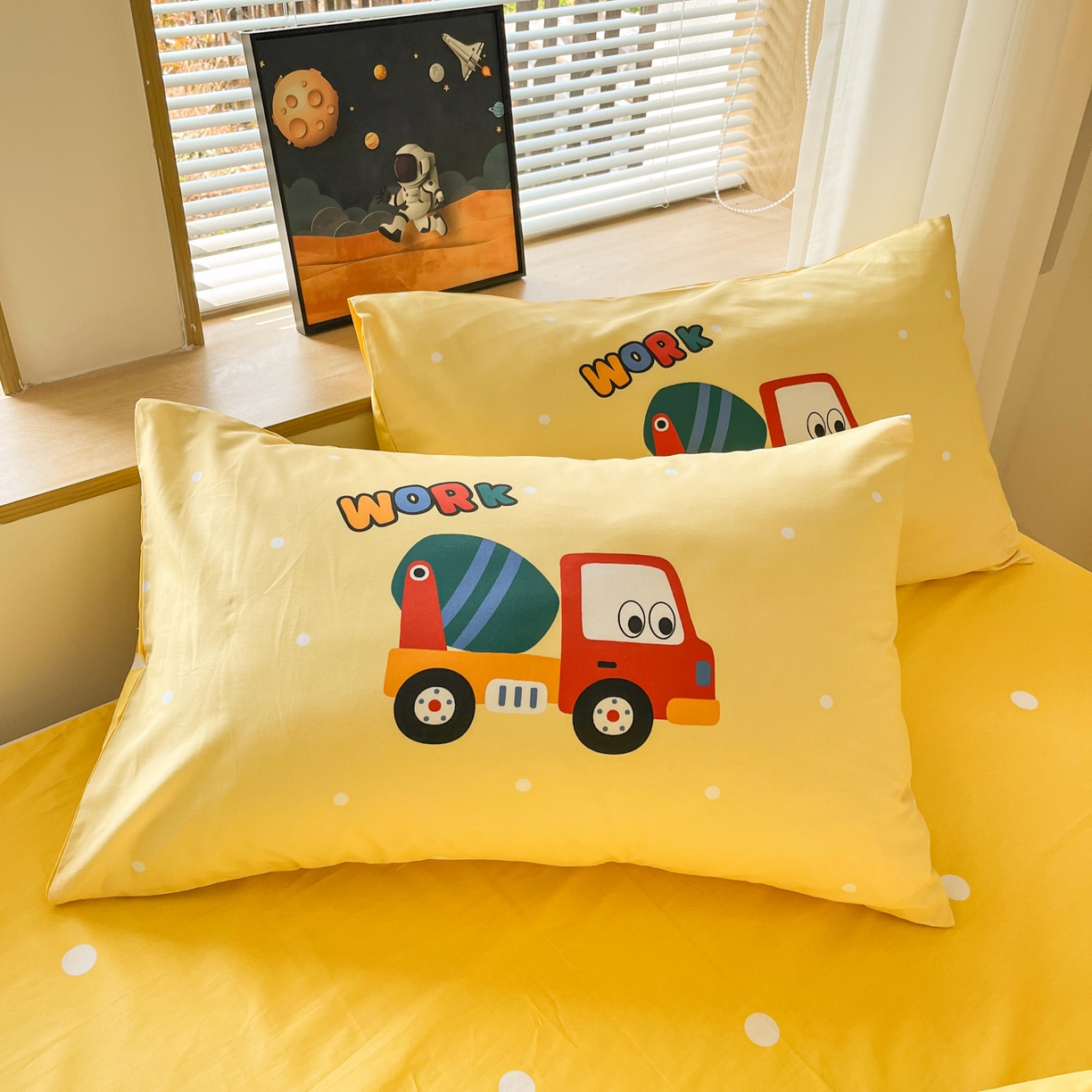 91家纺网 家纺一手货源 找家纺 孩子王 2025新款亲肤活性大版纯棉专版太空人卡通学生儿童宿舍四件套系列 挖掘机