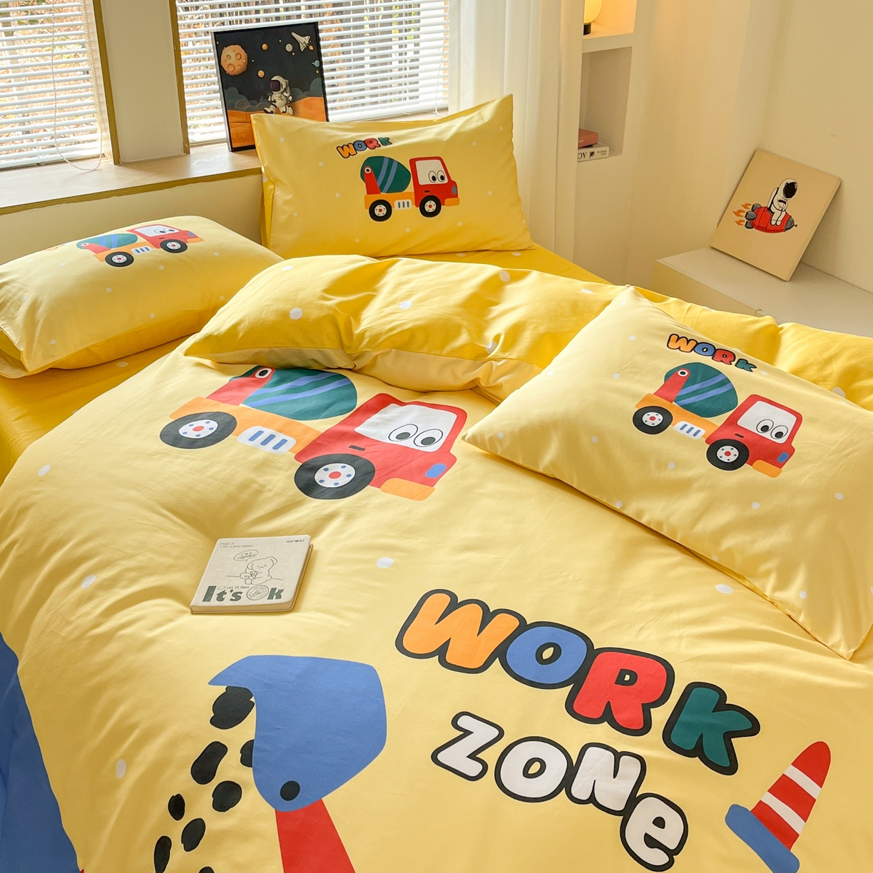 91家纺网 家纺一手货源 找家纺 孩子王 2025新款亲肤活性大版纯棉专版太空人卡通学生儿童宿舍四件套系列 挖掘机