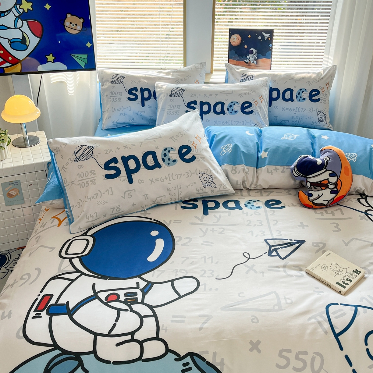 91家纺网 家纺一手货源 找家纺 孩子王 2025新款亲肤活性大版纯棉专版太空人卡通学生儿童宿舍四件套系列 涂鸦太空