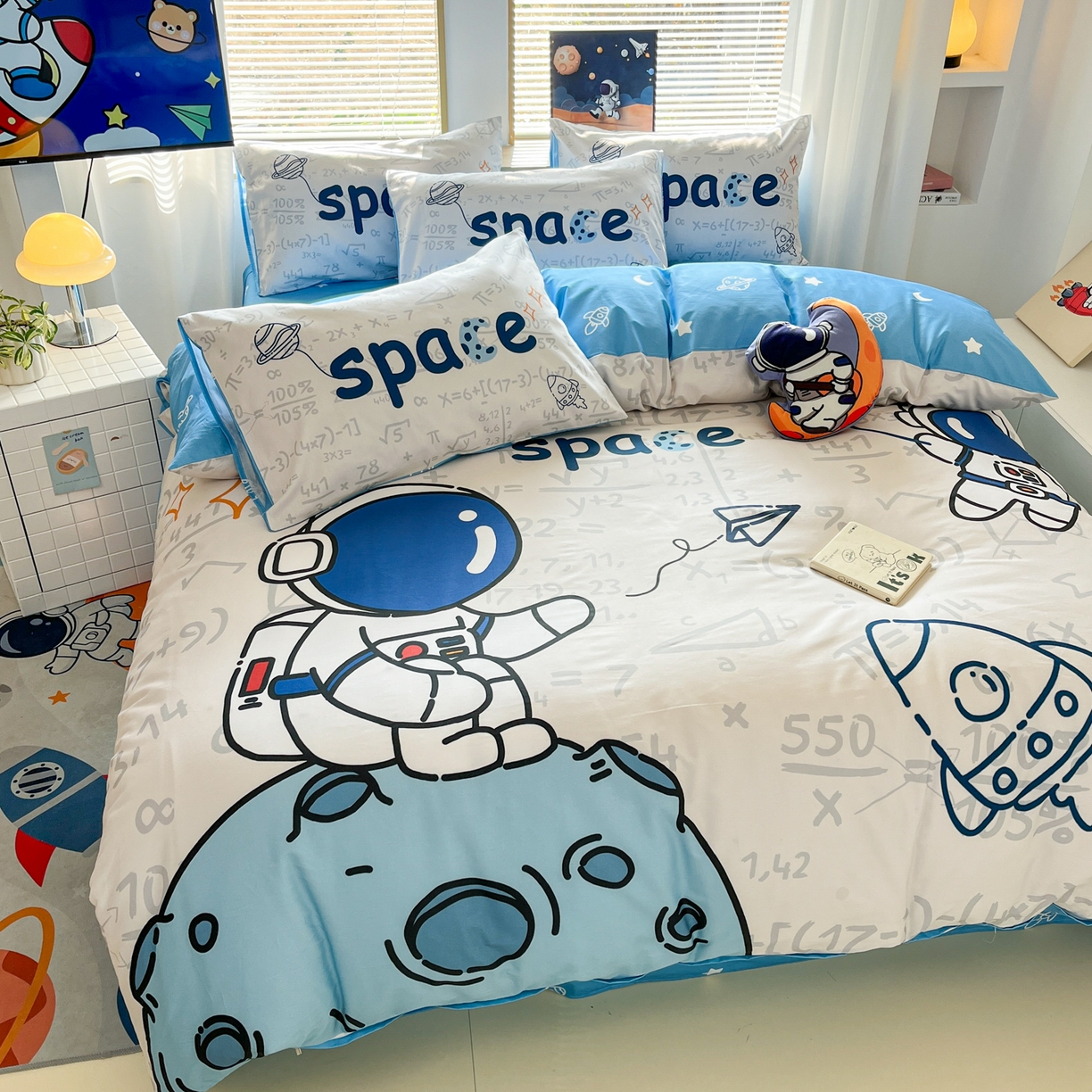 91家纺网 家纺一手货源 找家纺 孩子王 2025新款亲肤活性大版纯棉专版太空人卡通学生儿童宿舍四件套系列 涂鸦太空
