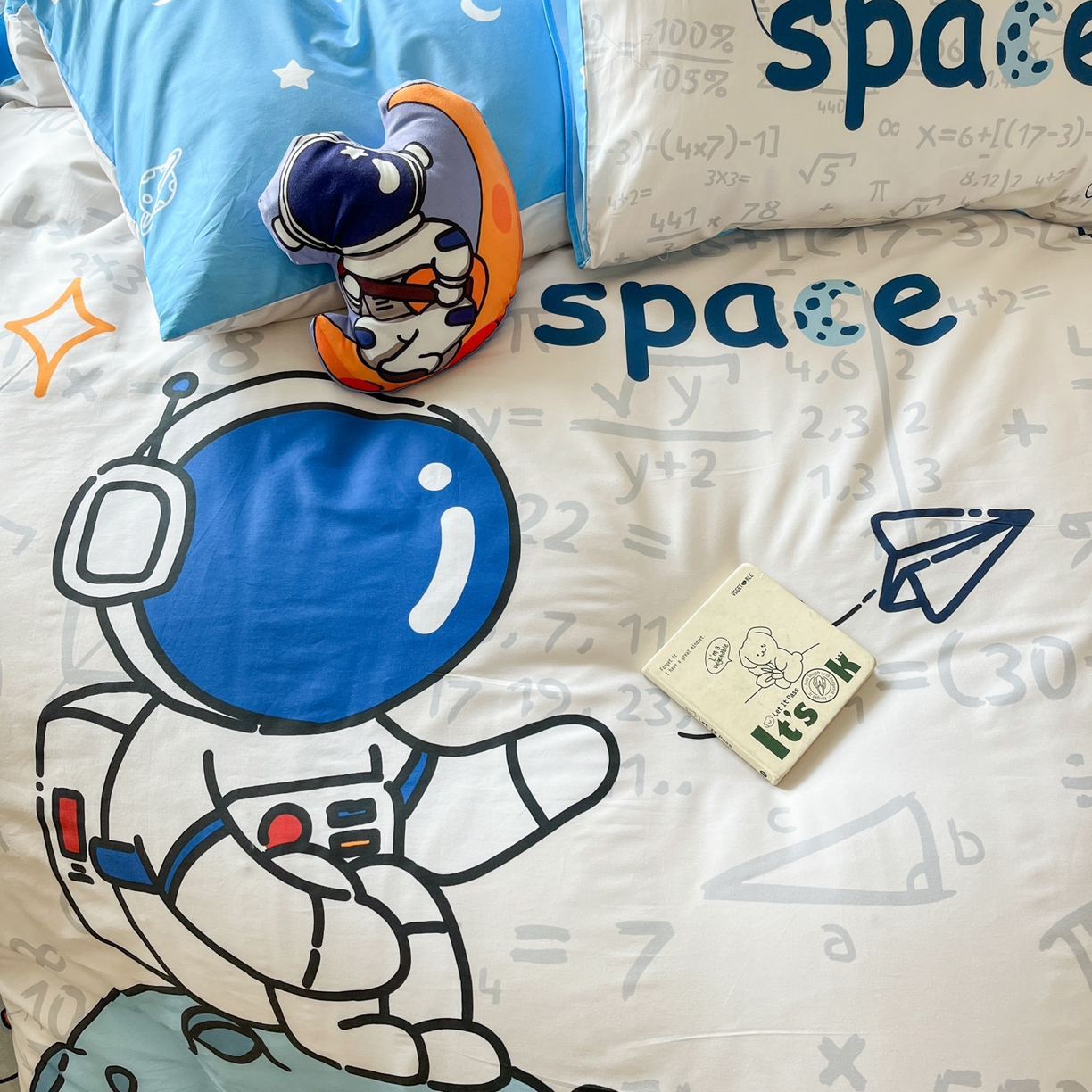 91家纺网 家纺一手货源 找家纺 孩子王 2025新款亲肤活性大版纯棉专版太空人卡通学生儿童宿舍四件套系列 涂鸦太空