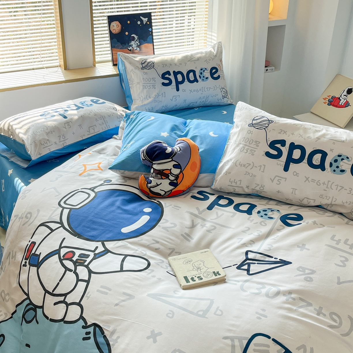 91家纺网 家纺一手货源 找家纺 孩子王 2025新款亲肤活性大版纯棉专版太空人卡通学生儿童宿舍四件套系列 涂鸦太空