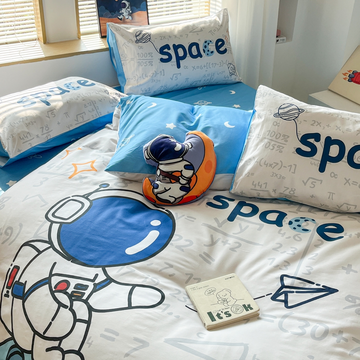 91家纺网 家纺一手货源 找家纺 孩子王 2025新款亲肤活性大版纯棉专版太空人卡通学生儿童宿舍四件套系列 涂鸦太空