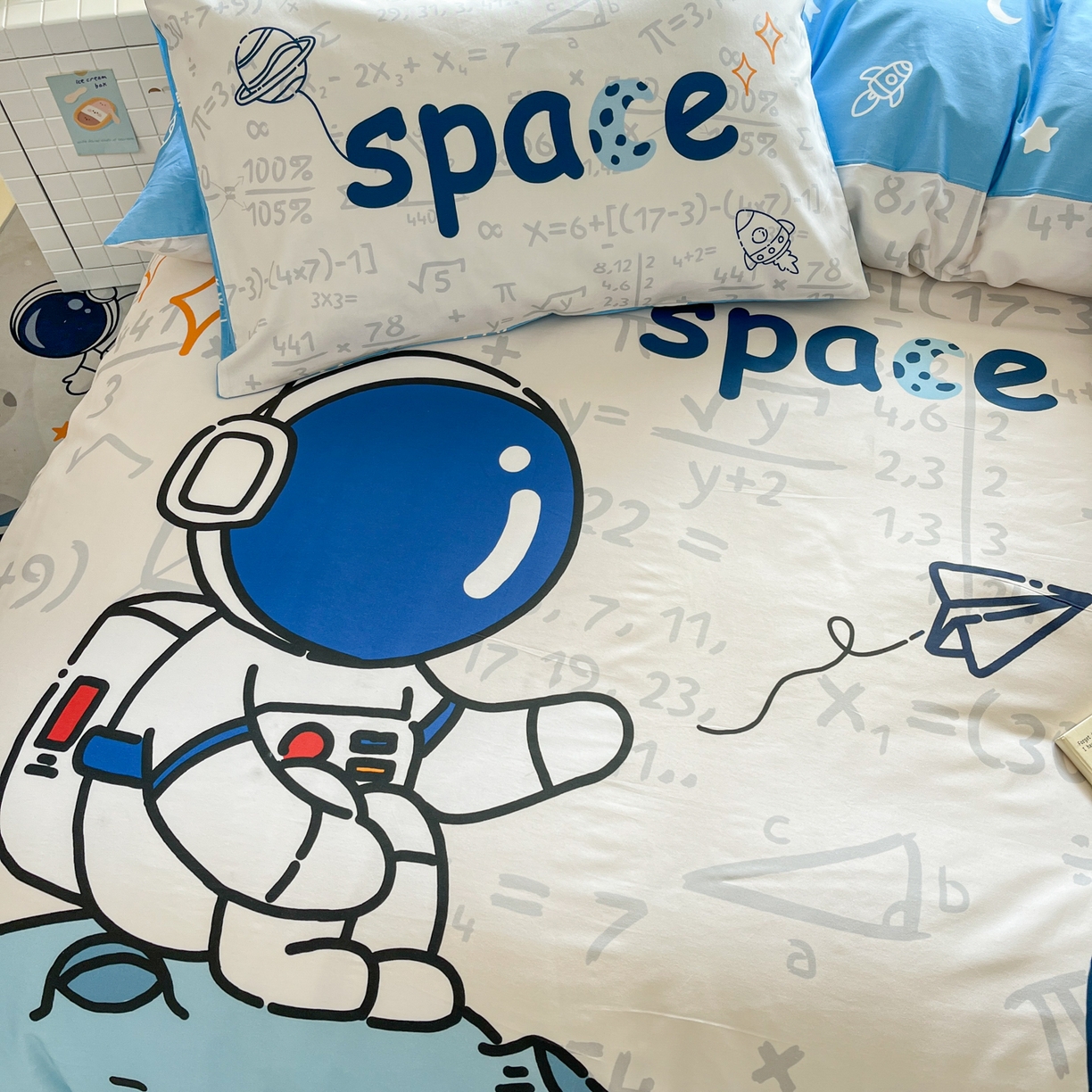 91家纺网 家纺一手货源 找家纺 孩子王 2025新款亲肤活性大版纯棉专版太空人卡通学生儿童宿舍四件套系列 涂鸦太空