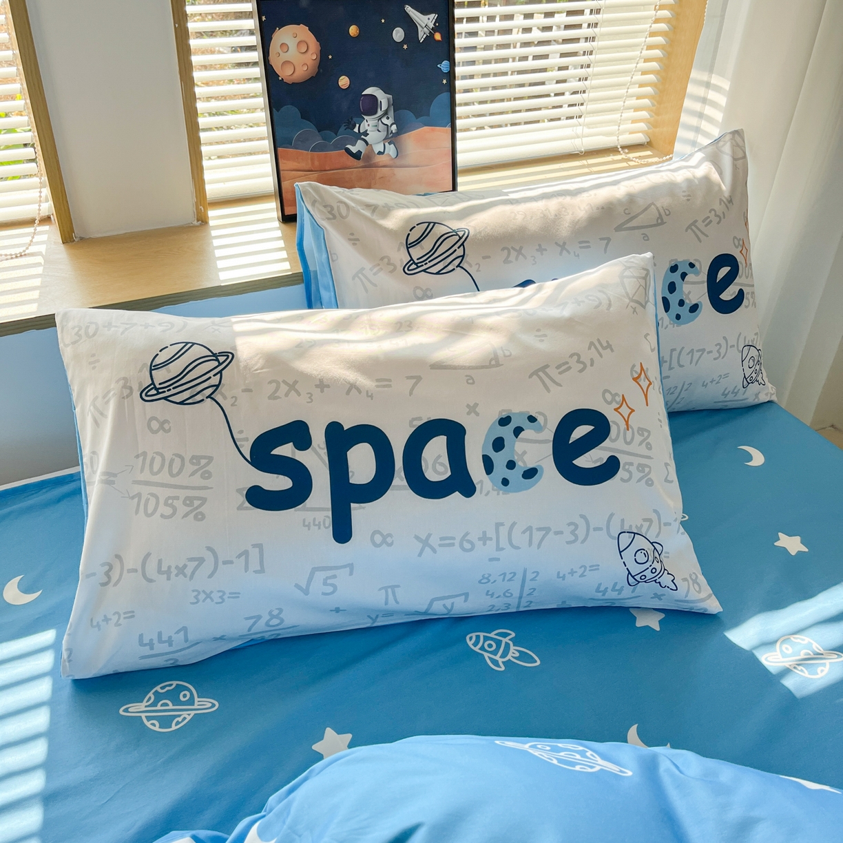 91家纺网 家纺一手货源 找家纺 孩子王 2025新款亲肤活性大版纯棉专版太空人卡通学生儿童宿舍四件套系列 涂鸦太空