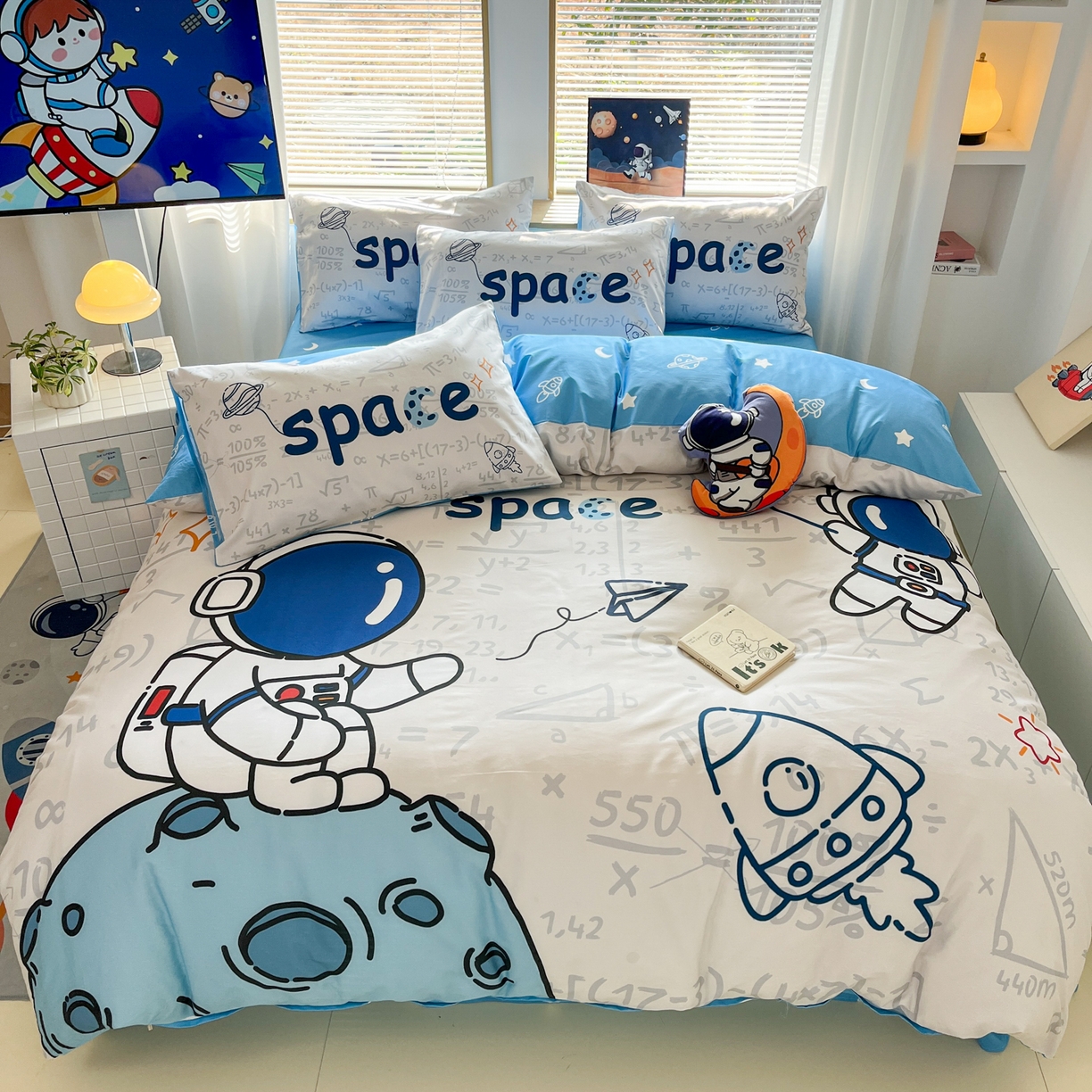 91家纺网 家纺一手货源 找家纺 孩子王 2025新款亲肤活性大版纯棉专版太空人卡通学生儿童宿舍四件套系列 涂鸦太空
