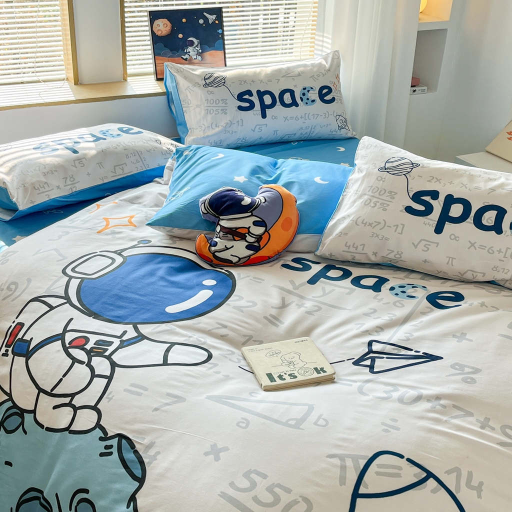 91家纺网 家纺一手货源 找家纺 孩子王 2025新款亲肤活性大版纯棉专版太空人卡通学生儿童宿舍四件套系列 涂鸦太空
