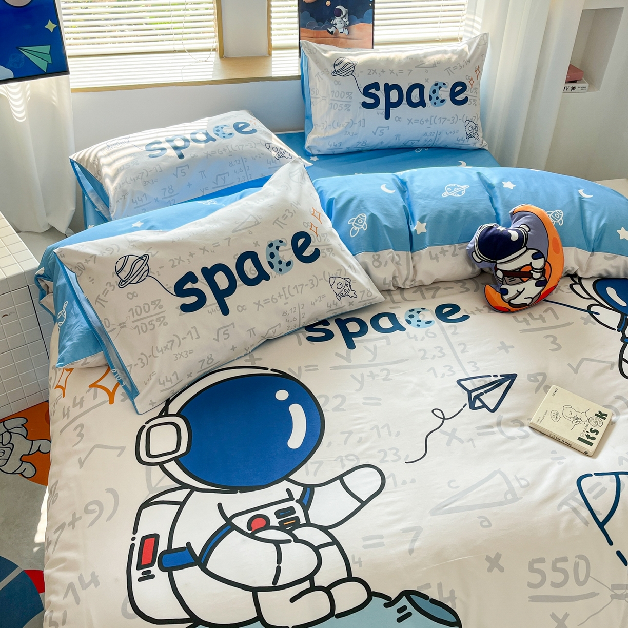 91家纺网 家纺一手货源 找家纺 孩子王 2025新款亲肤活性大版纯棉专版太空人卡通学生儿童宿舍四件套系列 涂鸦太空