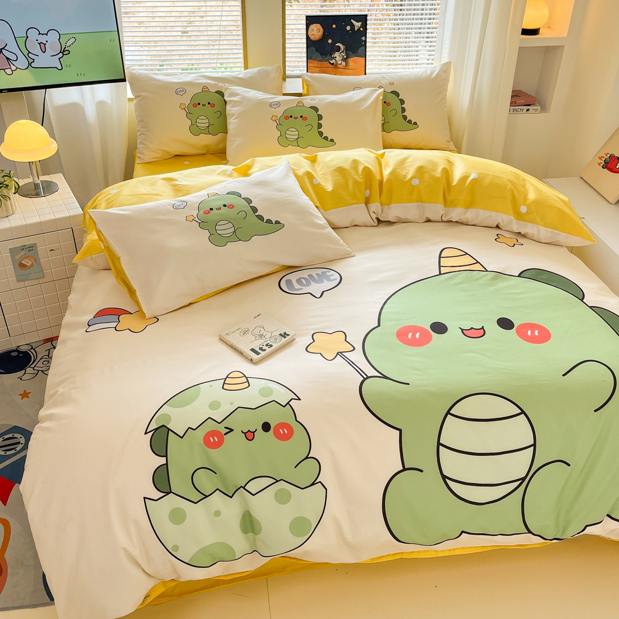 91家纺网 家纺一手货源 找家纺 孩子王 2025新款亲肤活性大版纯棉专版太空人卡通学生儿童宿舍四件套系列 欢乐恐龙