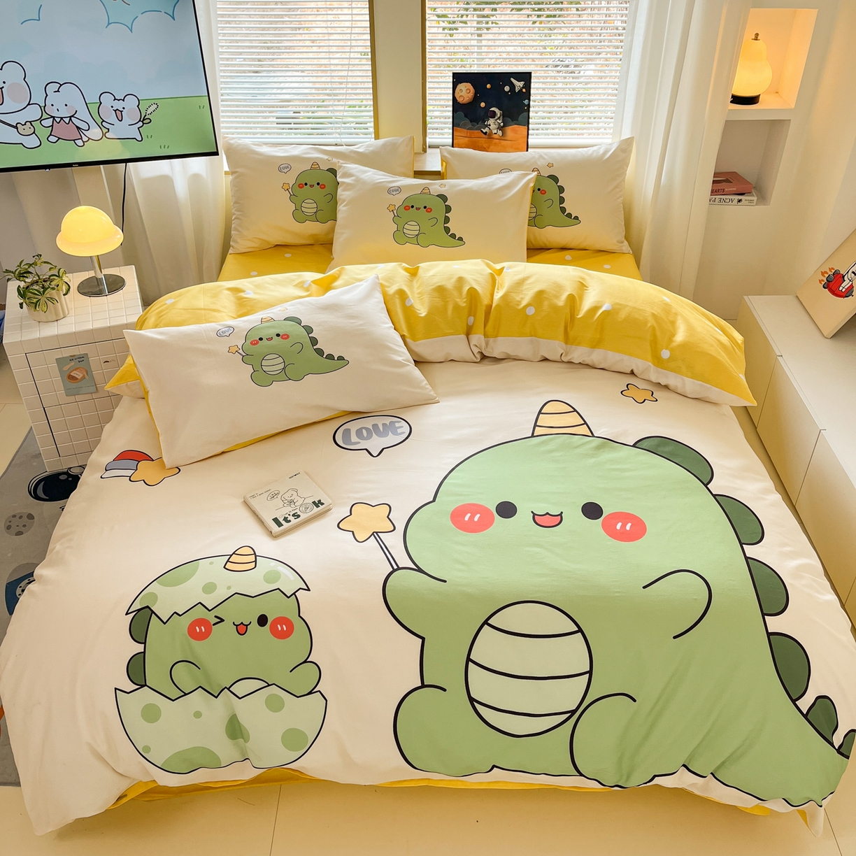 91家纺网 家纺一手货源 找家纺 孩子王 2025新款亲肤活性大版纯棉专版太空人卡通学生儿童宿舍四件套系列 欢乐恐龙