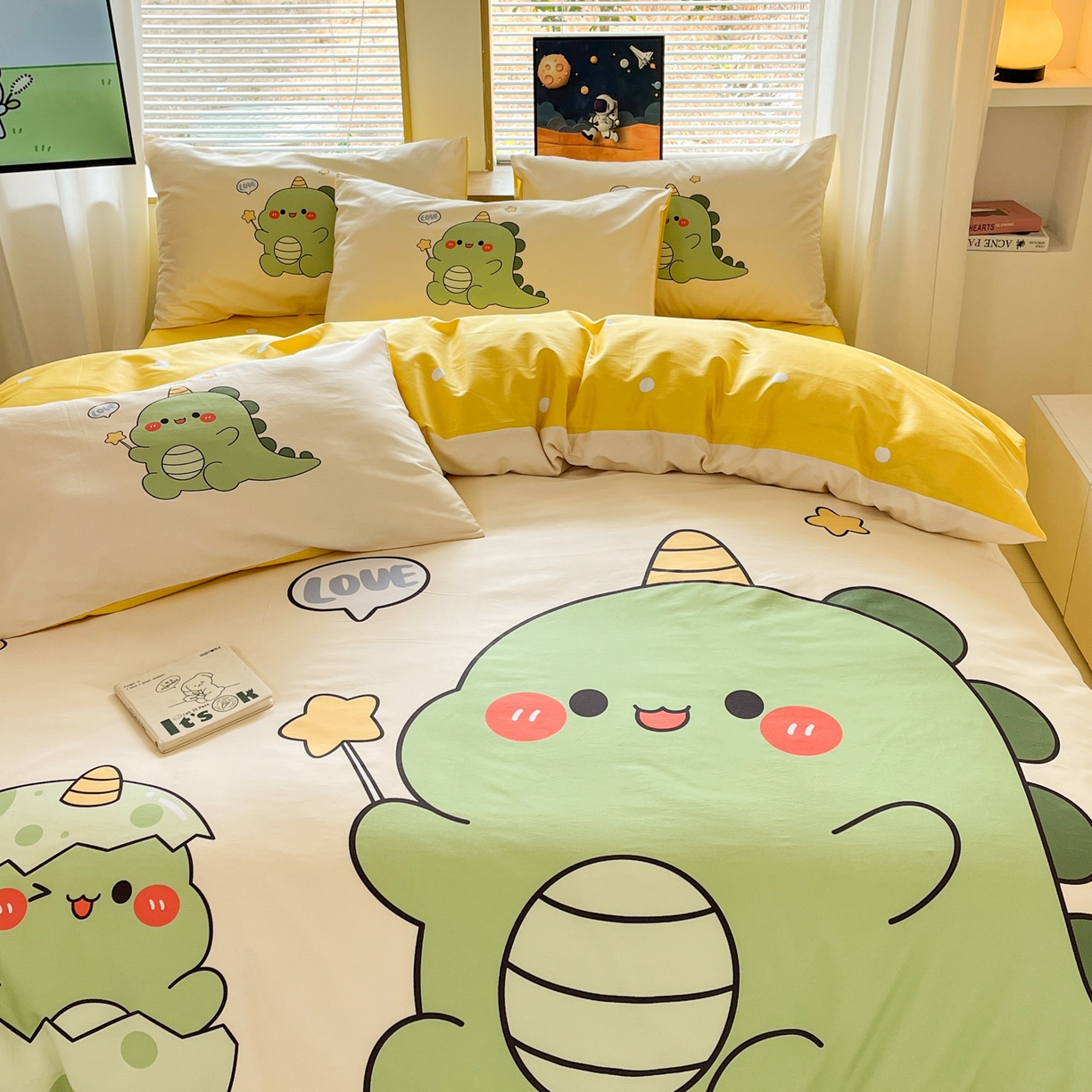 91家纺网 家纺一手货源 找家纺 孩子王 2025新款亲肤活性大版纯棉专版太空人卡通学生儿童宿舍四件套系列 欢乐恐龙