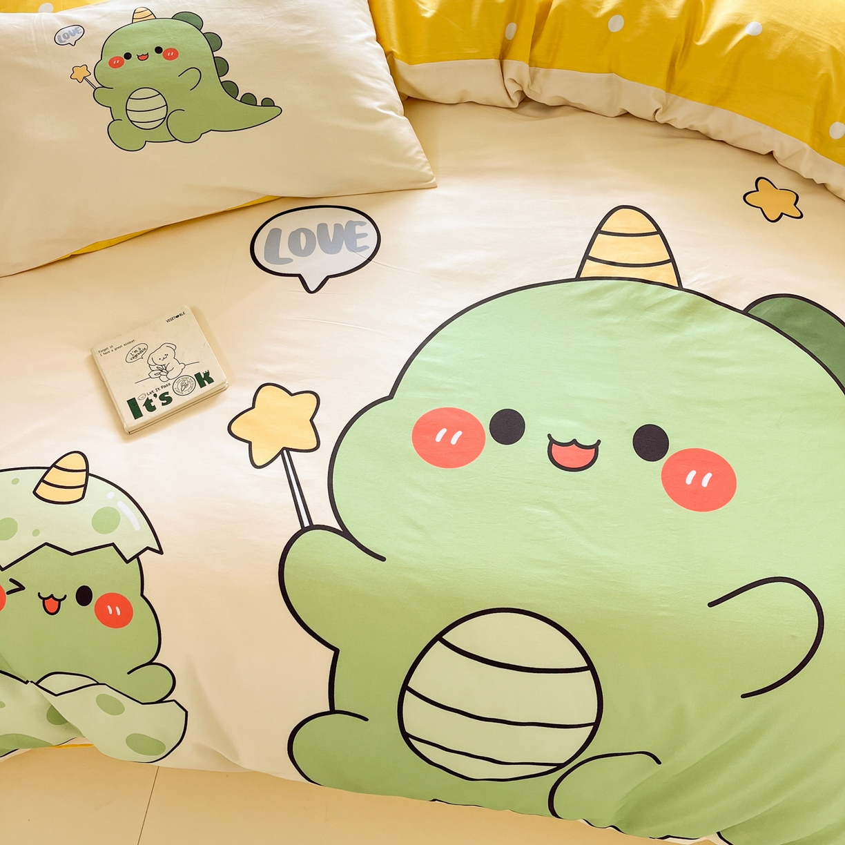 91家纺网 家纺一手货源 找家纺 孩子王 2025新款亲肤活性大版纯棉专版太空人卡通学生儿童宿舍四件套系列 欢乐恐龙