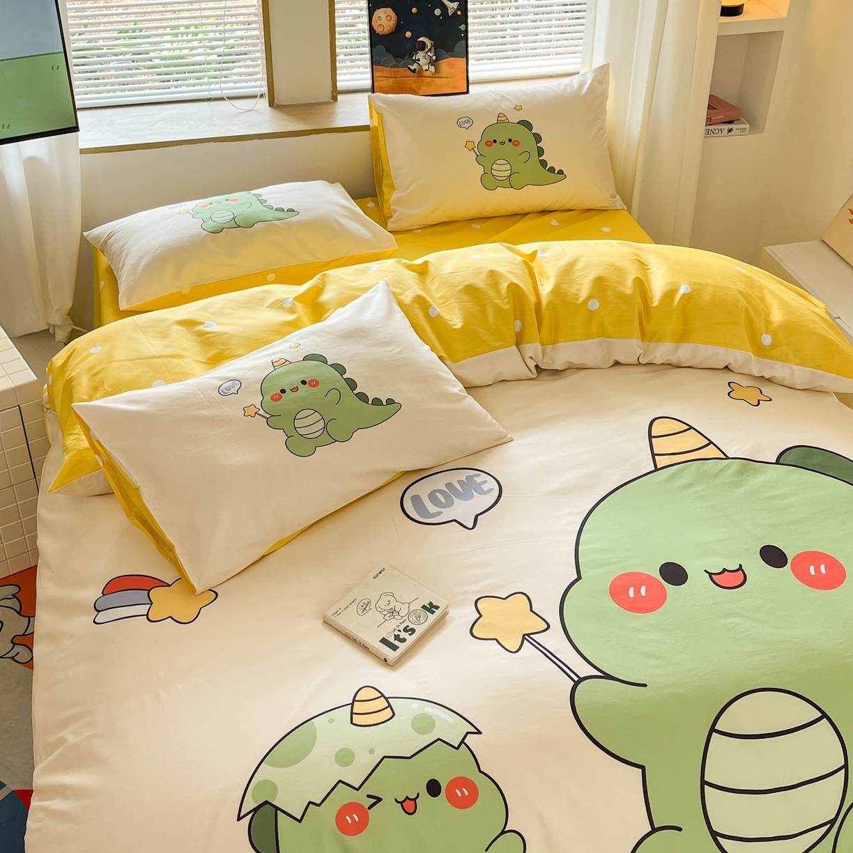 91家纺网 家纺一手货源 找家纺 孩子王 2025新款亲肤活性大版纯棉专版太空人卡通学生儿童宿舍四件套系列 欢乐恐龙