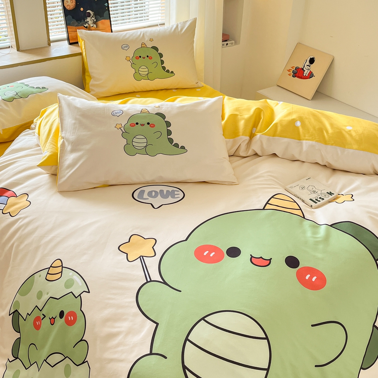 91家纺网 家纺一手货源 找家纺 孩子王 2025新款亲肤活性大版纯棉专版太空人卡通学生儿童宿舍四件套系列 欢乐恐龙