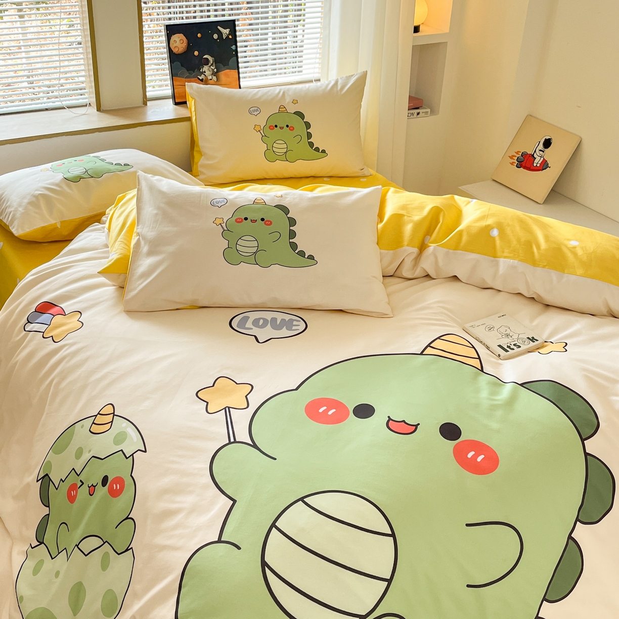 91家纺网 家纺一手货源 找家纺 孩子王 2025新款亲肤活性大版纯棉专版太空人卡通学生儿童宿舍四件套系列 欢乐恐龙