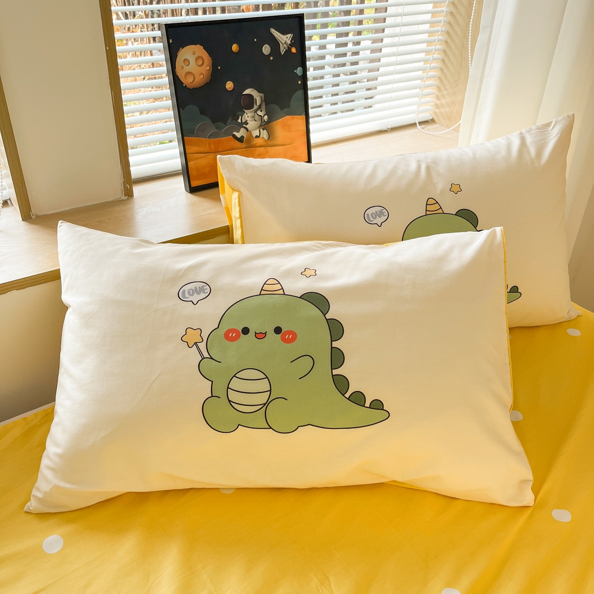 91家纺网 家纺一手货源 找家纺 孩子王 2025新款亲肤活性大版纯棉专版太空人卡通学生儿童宿舍四件套系列 欢乐恐龙