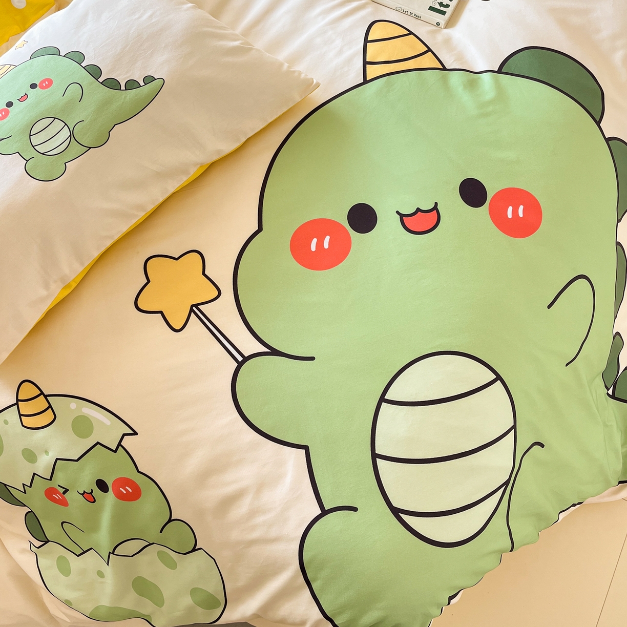 91家纺网 家纺一手货源 找家纺 孩子王 2025新款亲肤活性大版纯棉专版太空人卡通学生儿童宿舍四件套系列 欢乐恐龙