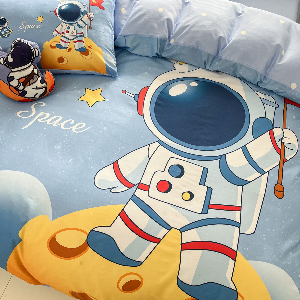 91家纺网 家纺一手货源 找家纺 孩子王 2025新款亲肤活性大版纯棉专版太空人卡通学生儿童宿舍四件套系列 登陆月球