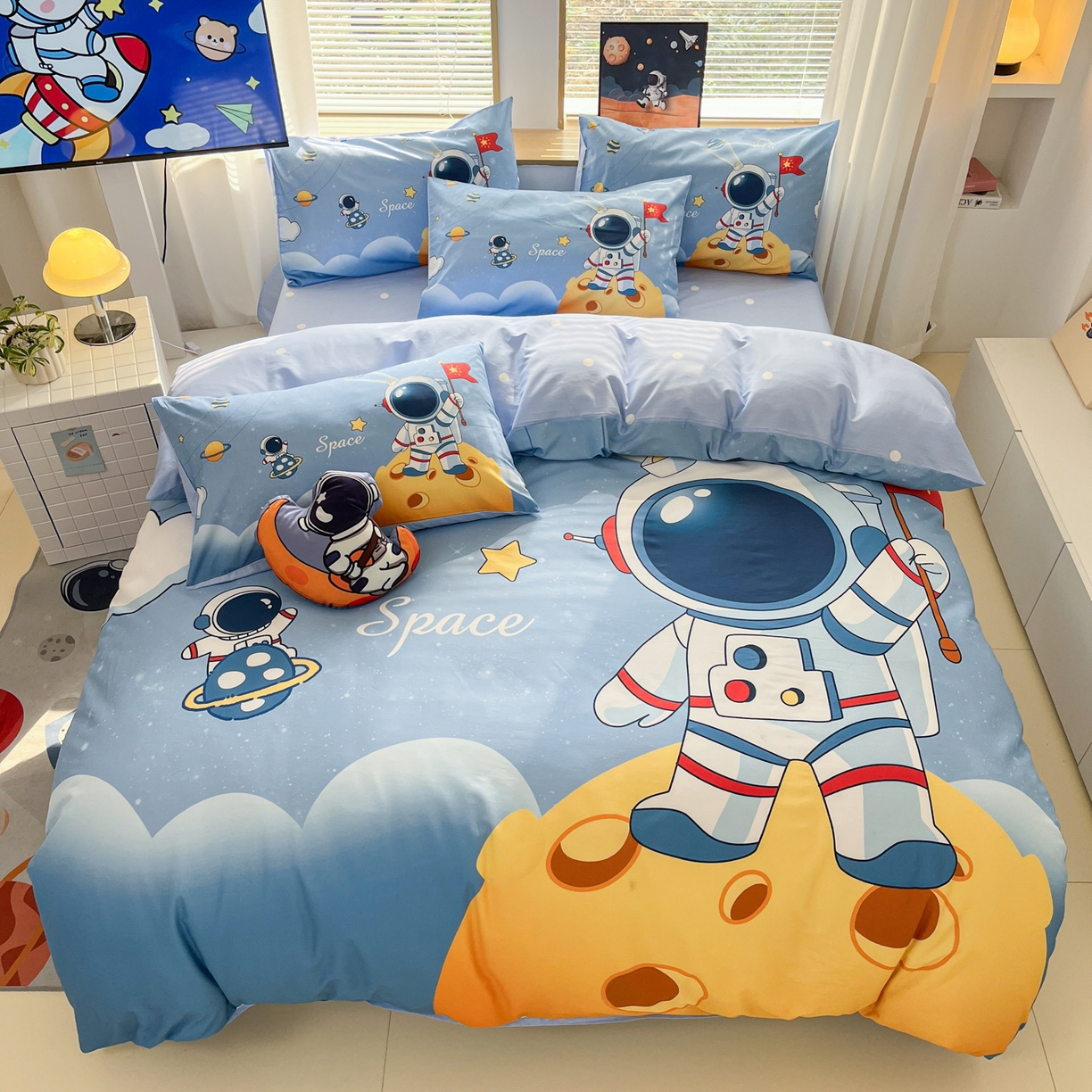 91家纺网 家纺一手货源 找家纺 孩子王 2025新款亲肤活性大版纯棉专版太空人卡通学生儿童宿舍四件套系列 登陆月球