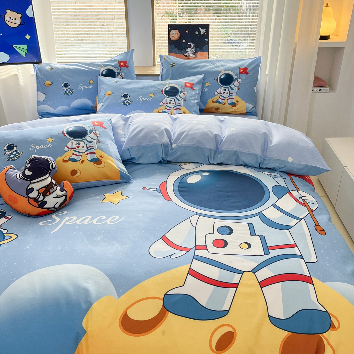 91家纺网 家纺一手货源 找家纺 孩子王 2025新款亲肤活性大版纯棉专版太空人卡通学生儿童宿舍四件套系列 登陆月球