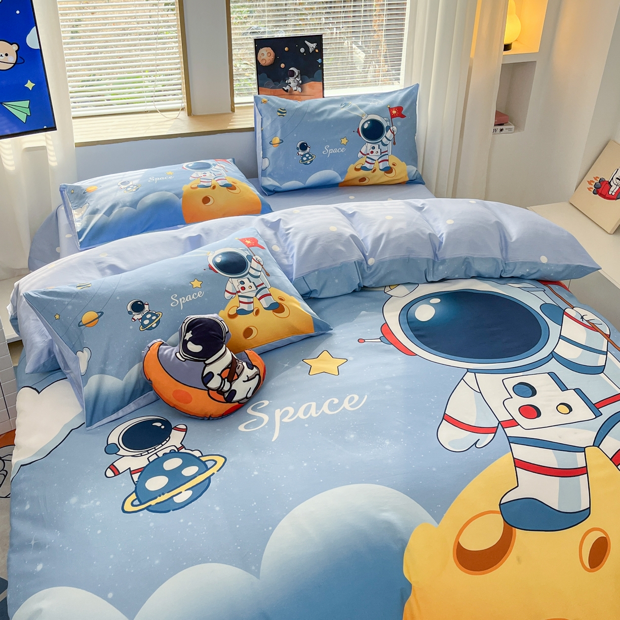 91家纺网 家纺一手货源 找家纺 孩子王 2025新款亲肤活性大版纯棉专版太空人卡通学生儿童宿舍四件套系列 登陆月球