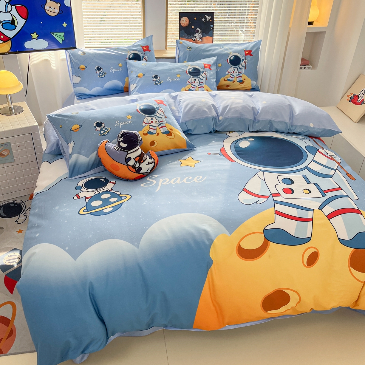 91家纺网 家纺一手货源 找家纺 孩子王 2025新款亲肤活性大版纯棉专版太空人卡通学生儿童宿舍四件套系列 登陆月球