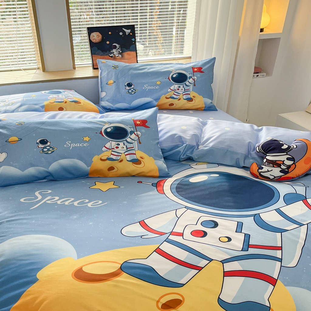 91家纺网 家纺一手货源 找家纺 孩子王 2025新款亲肤活性大版纯棉专版太空人卡通学生儿童宿舍四件套系列 登陆月球