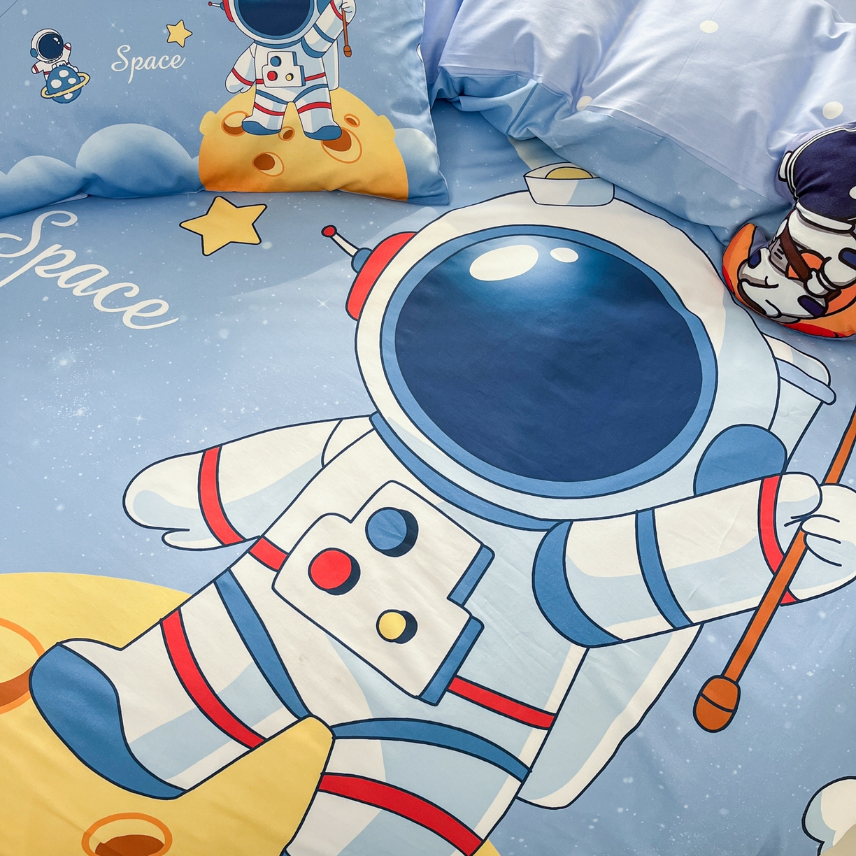91家纺网 家纺一手货源 找家纺 孩子王 2025新款亲肤活性大版纯棉专版太空人卡通学生儿童宿舍四件套系列 登陆月球