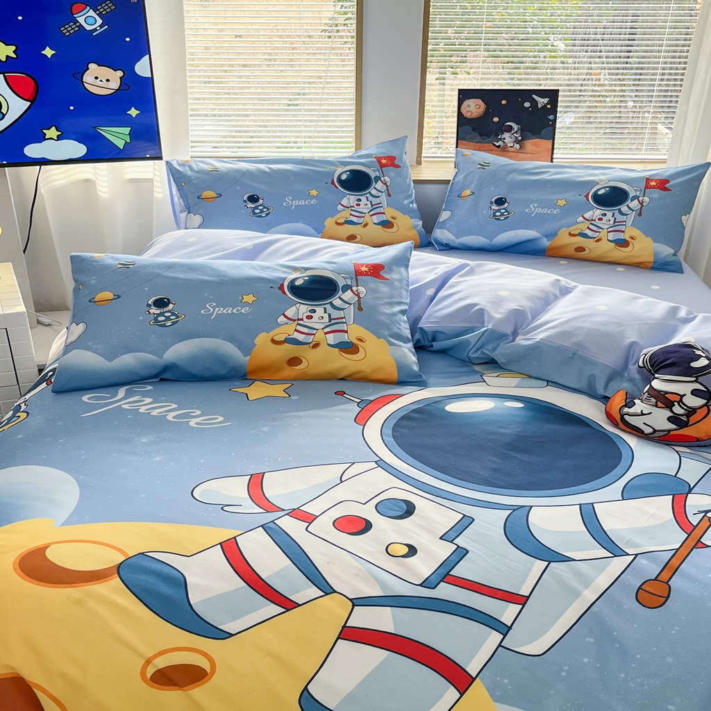 91家纺网 家纺一手货源 找家纺 孩子王 2025新款亲肤活性大版纯棉专版太空人卡通学生儿童宿舍四件套系列 登陆月球
