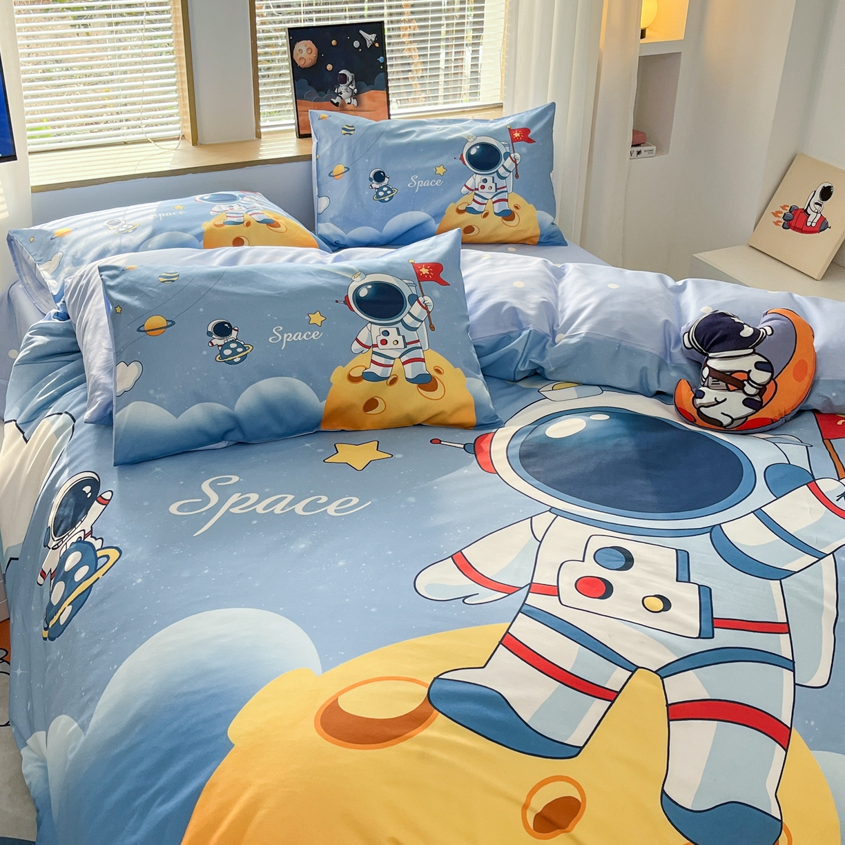 91家纺网 家纺一手货源 找家纺 孩子王 2025新款亲肤活性大版纯棉专版太空人卡通学生儿童宿舍四件套系列 登陆月球