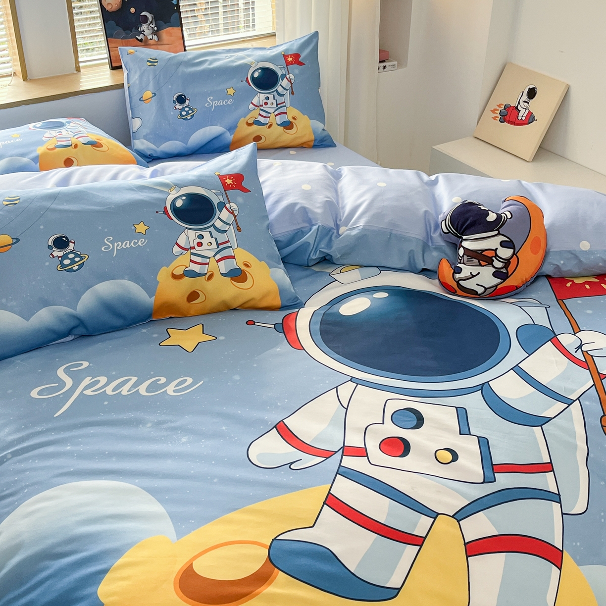 91家纺网 家纺一手货源 找家纺 孩子王 2025新款亲肤活性大版纯棉专版太空人卡通学生儿童宿舍四件套系列 登陆月球