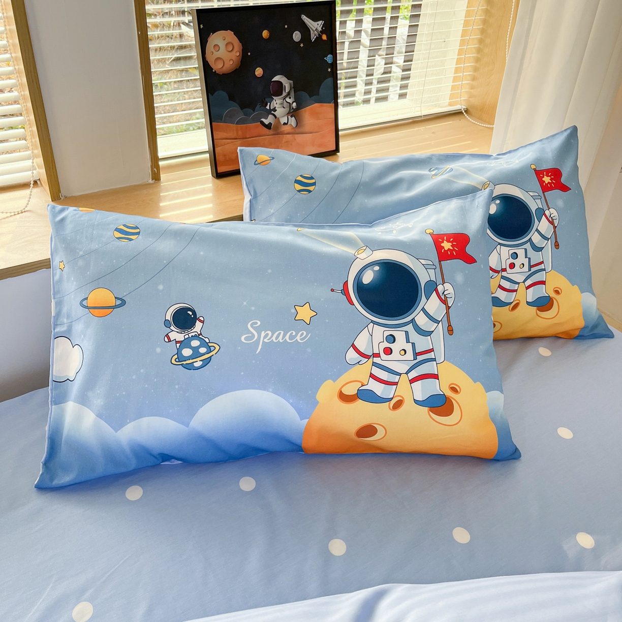 91家纺网 家纺一手货源 找家纺 孩子王 2025新款亲肤活性大版纯棉专版太空人卡通学生儿童宿舍四件套系列 登陆月球