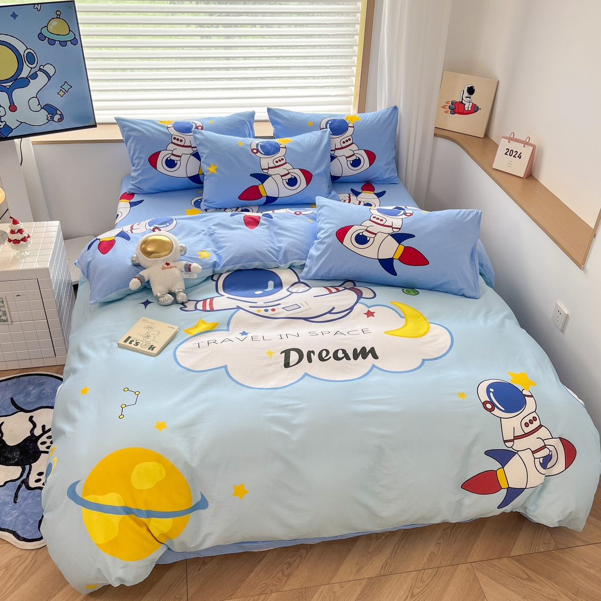 91家纺网 家纺一手货源 找家纺 孩子王 2025新款亲肤活性大版纯棉专版太空人卡通学生儿童宿舍四件套系列 宇航员