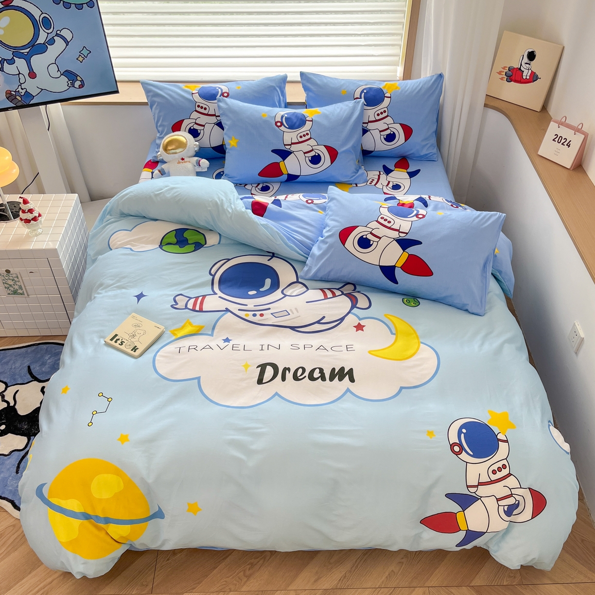 91家纺网 家纺一手货源 找家纺 孩子王 2025新款亲肤活性大版纯棉专版太空人卡通学生儿童宿舍四件套系列 宇航员