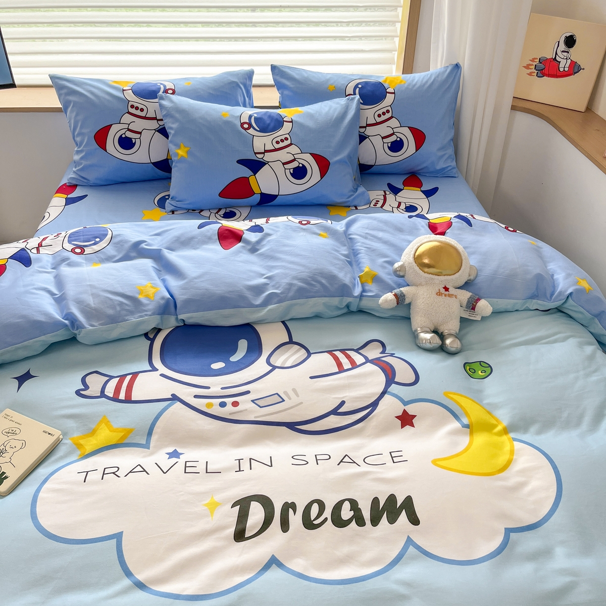 91家纺网 家纺一手货源 找家纺 孩子王 2025新款亲肤活性大版纯棉专版太空人卡通学生儿童宿舍四件套系列 宇航员