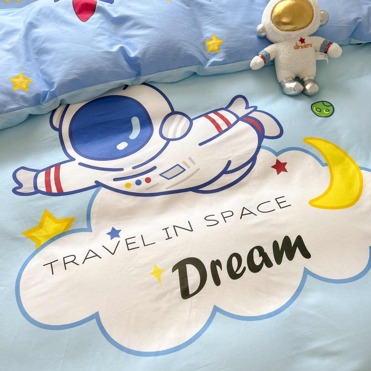 91家纺网 家纺一手货源 找家纺 孩子王 2025新款亲肤活性大版纯棉专版太空人卡通学生儿童宿舍四件套系列 宇航员