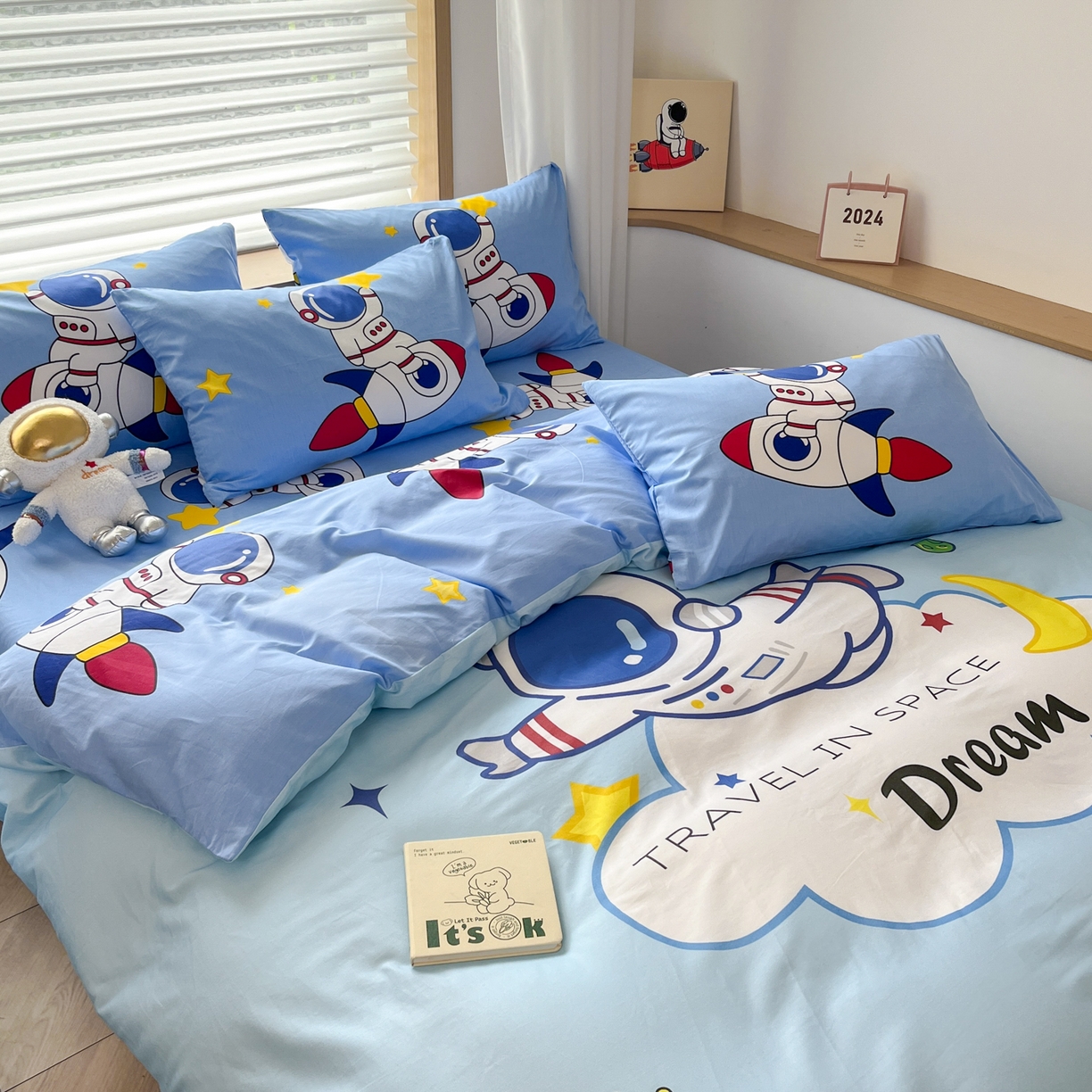 91家纺网 家纺一手货源 找家纺 孩子王 2025新款亲肤活性大版纯棉专版太空人卡通学生儿童宿舍四件套系列 宇航员