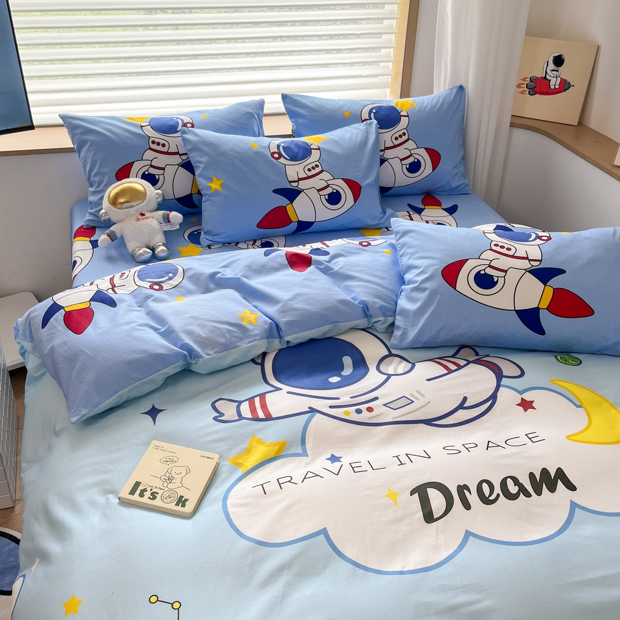 91家纺网 家纺一手货源 找家纺 孩子王 2025新款亲肤活性大版纯棉专版太空人卡通学生儿童宿舍四件套系列 宇航员