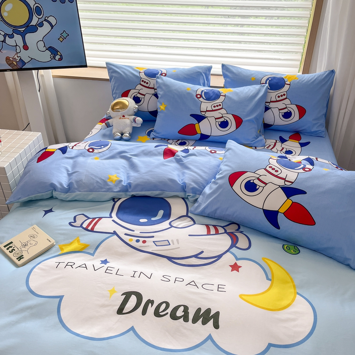 91家纺网 家纺一手货源 找家纺 孩子王 2025新款亲肤活性大版纯棉专版太空人卡通学生儿童宿舍四件套系列 宇航员