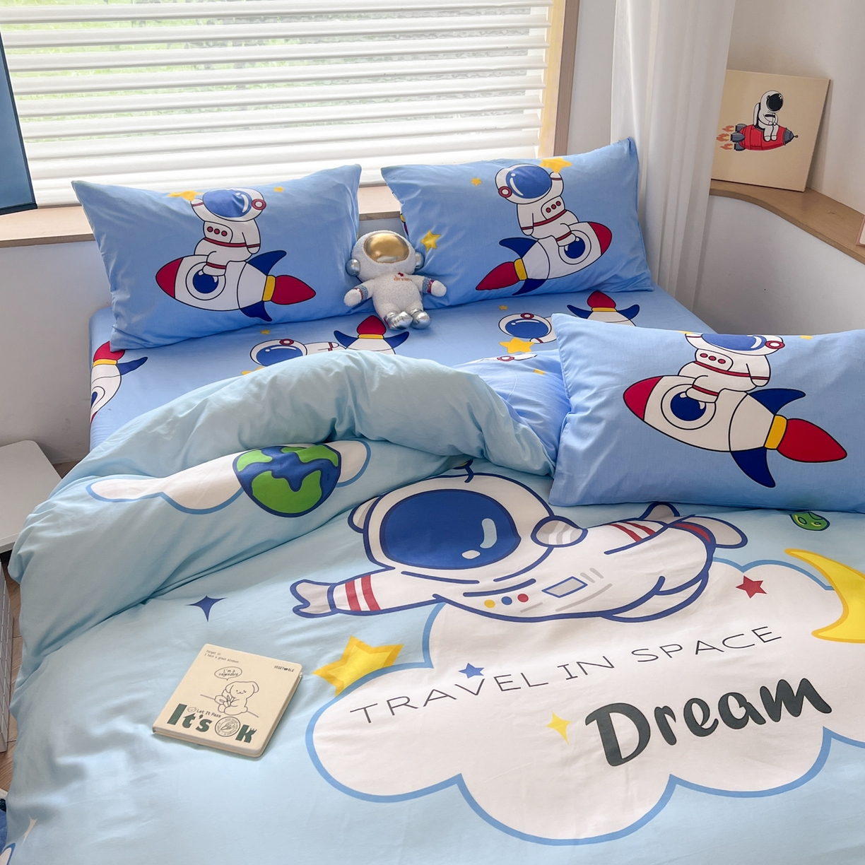 91家纺网 家纺一手货源 找家纺 孩子王 2025新款亲肤活性大版纯棉专版太空人卡通学生儿童宿舍四件套系列 宇航员