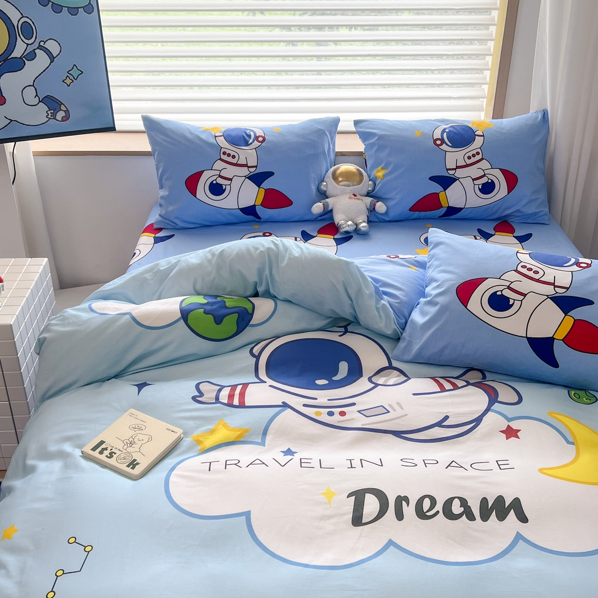 91家纺网 家纺一手货源 找家纺 孩子王 2025新款亲肤活性大版纯棉专版太空人卡通学生儿童宿舍四件套系列 宇航员