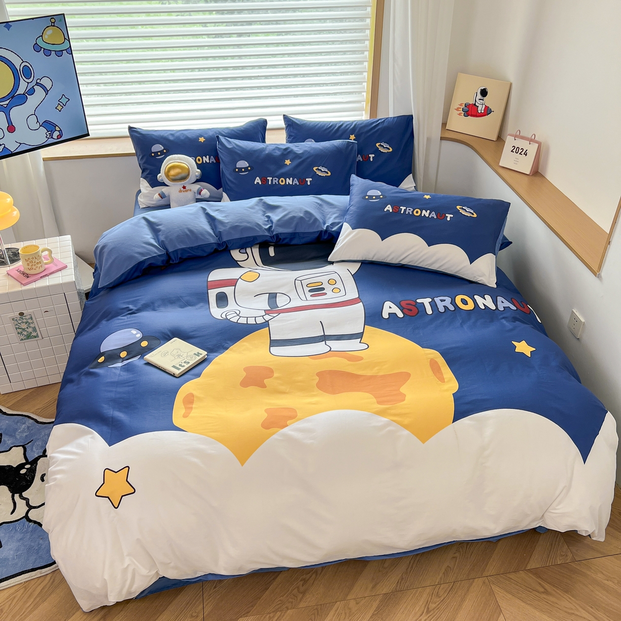 91家纺网 家纺一手货源 找家纺 孩子王 2025新款亲肤活性大版纯棉专版太空人卡通学生儿童宿舍四件套系列 月球漫步