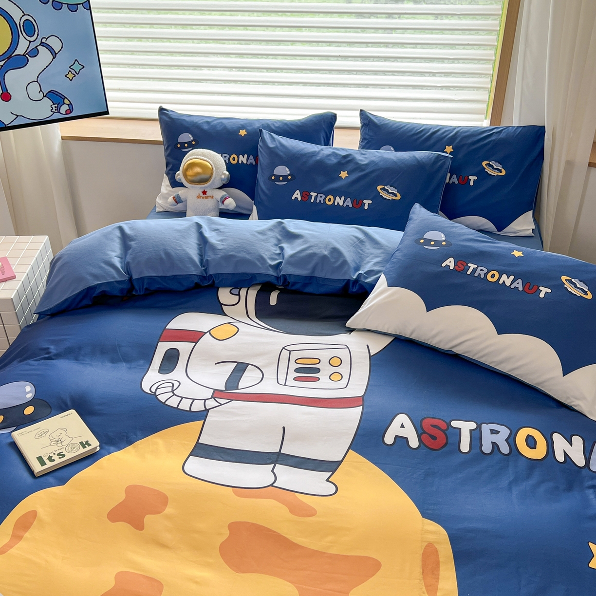 91家纺网 家纺一手货源 找家纺 孩子王 2025新款亲肤活性大版纯棉专版太空人卡通学生儿童宿舍四件套系列 月球漫步