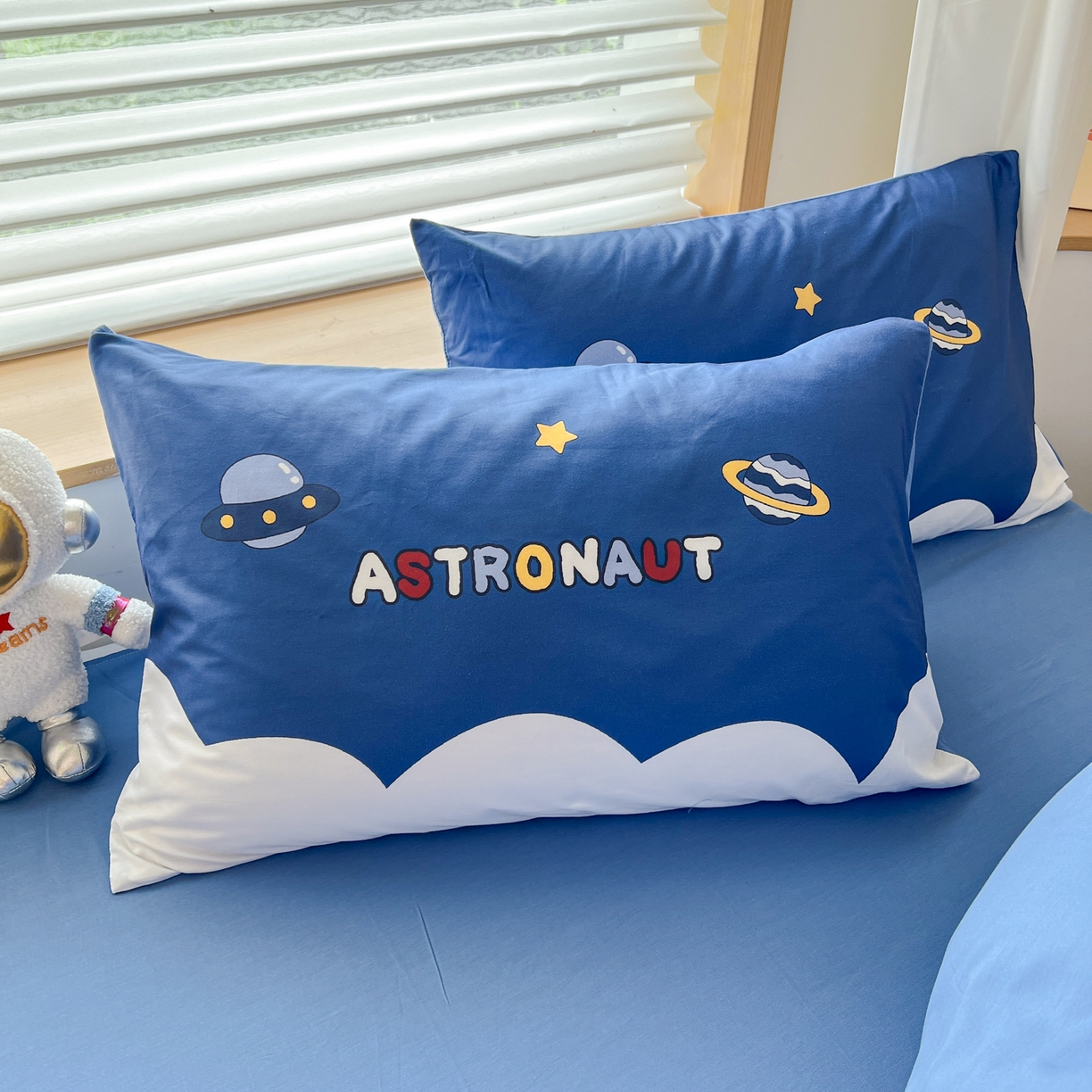 91家纺网 家纺一手货源 找家纺 孩子王 2025新款亲肤活性大版纯棉专版太空人卡通学生儿童宿舍四件套系列 月球漫步