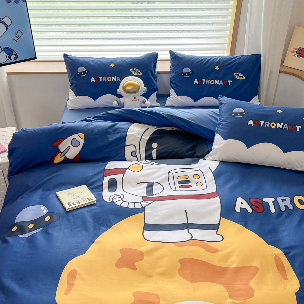 91家纺网 家纺一手货源 找家纺 孩子王 2025新款亲肤活性大版纯棉专版太空人卡通学生儿童宿舍四件套系列 月球漫步