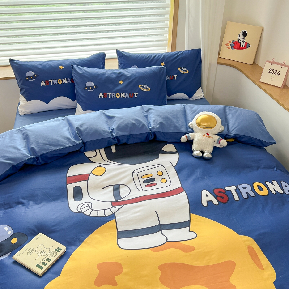 91家纺网 家纺一手货源 找家纺 孩子王 2025新款亲肤活性大版纯棉专版太空人卡通学生儿童宿舍四件套系列 月球漫步