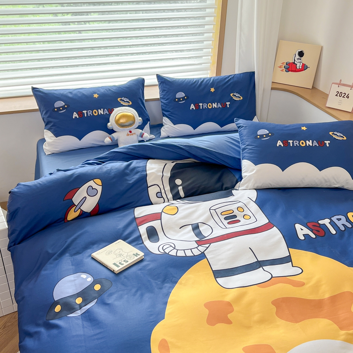 91家纺网 家纺一手货源 找家纺 孩子王 2025新款亲肤活性大版纯棉专版太空人卡通学生儿童宿舍四件套系列 月球漫步