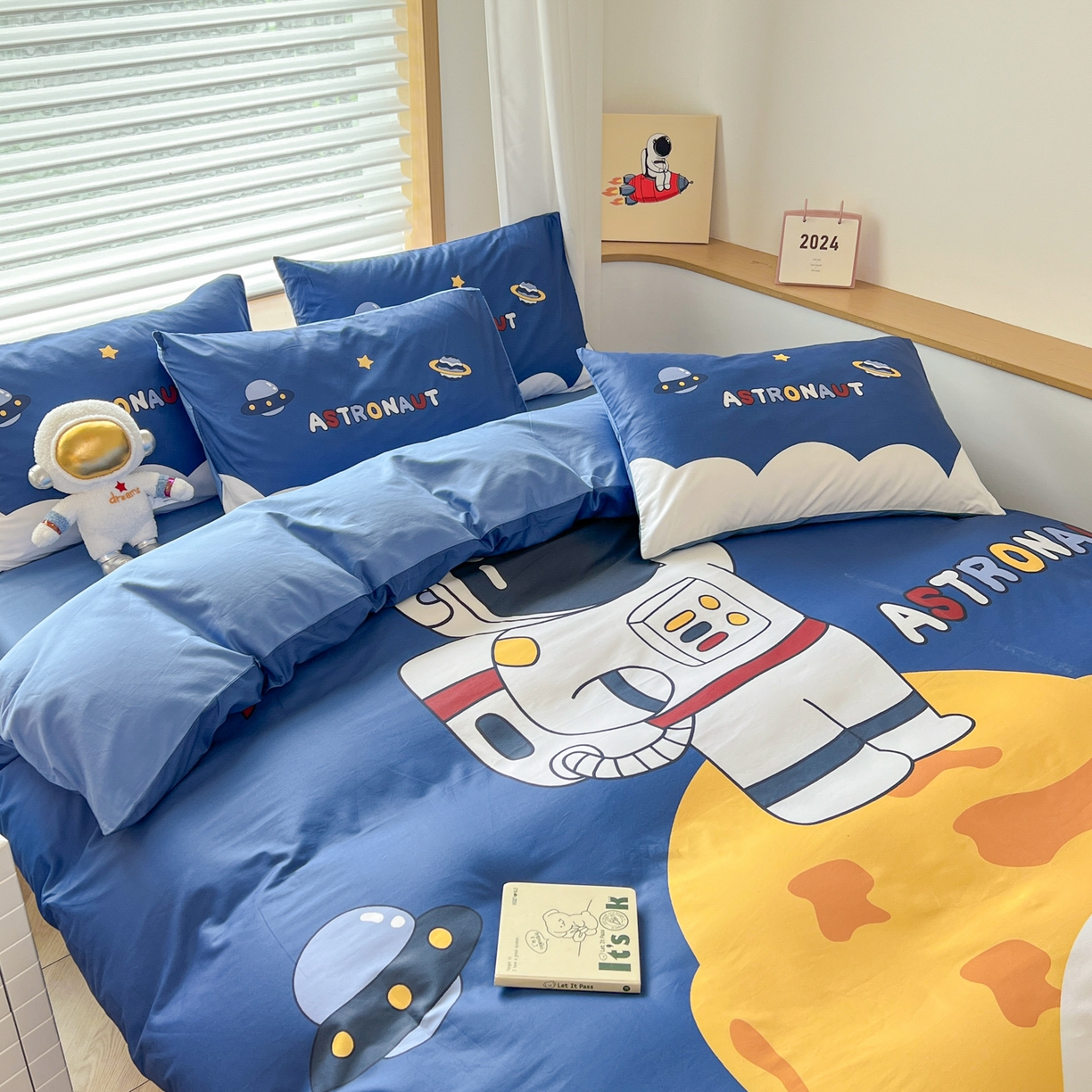 91家纺网 家纺一手货源 找家纺 孩子王 2025新款亲肤活性大版纯棉专版太空人卡通学生儿童宿舍四件套系列 月球漫步