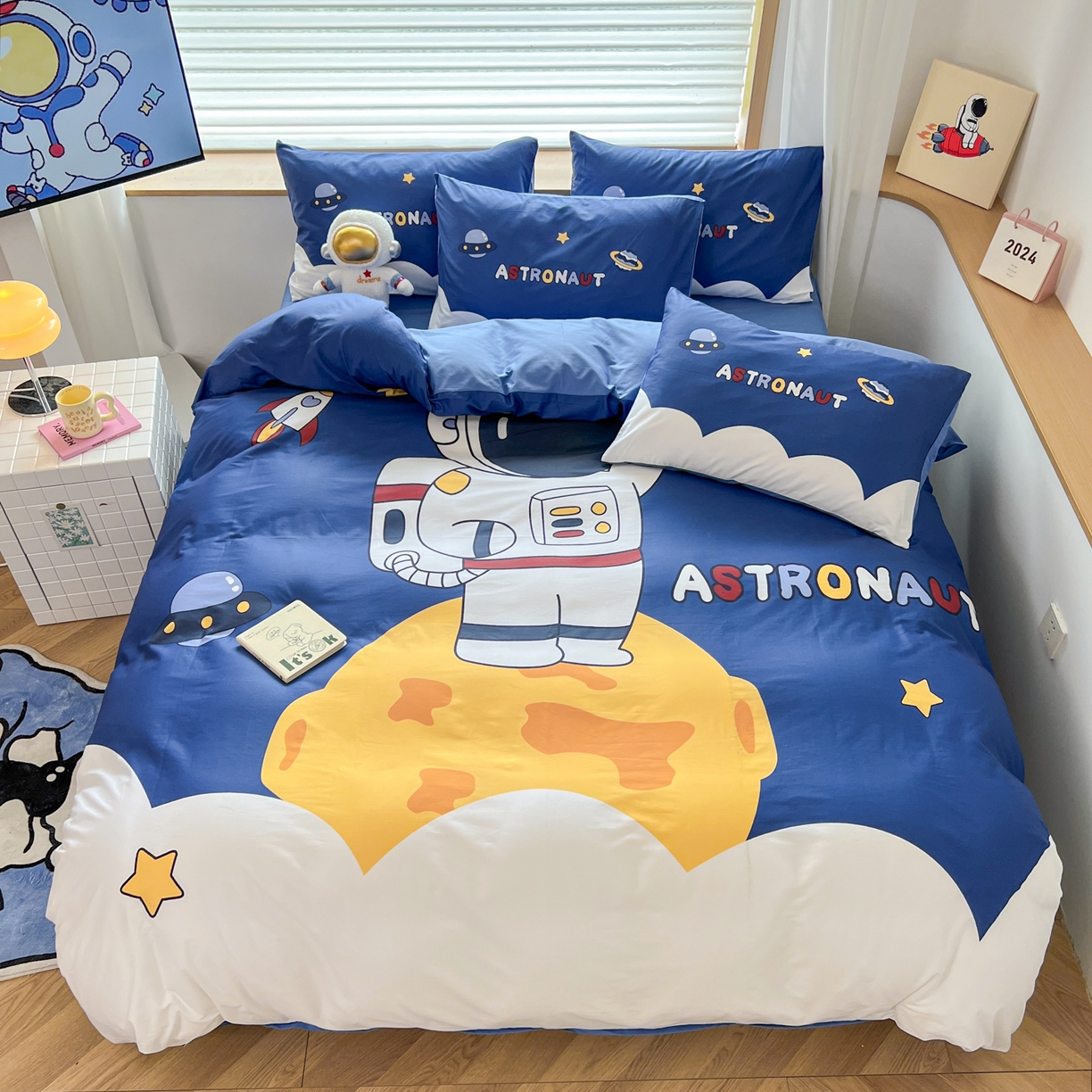 91家纺网 家纺一手货源 找家纺 孩子王 2025新款亲肤活性大版纯棉专版太空人卡通学生儿童宿舍四件套系列 月球漫步