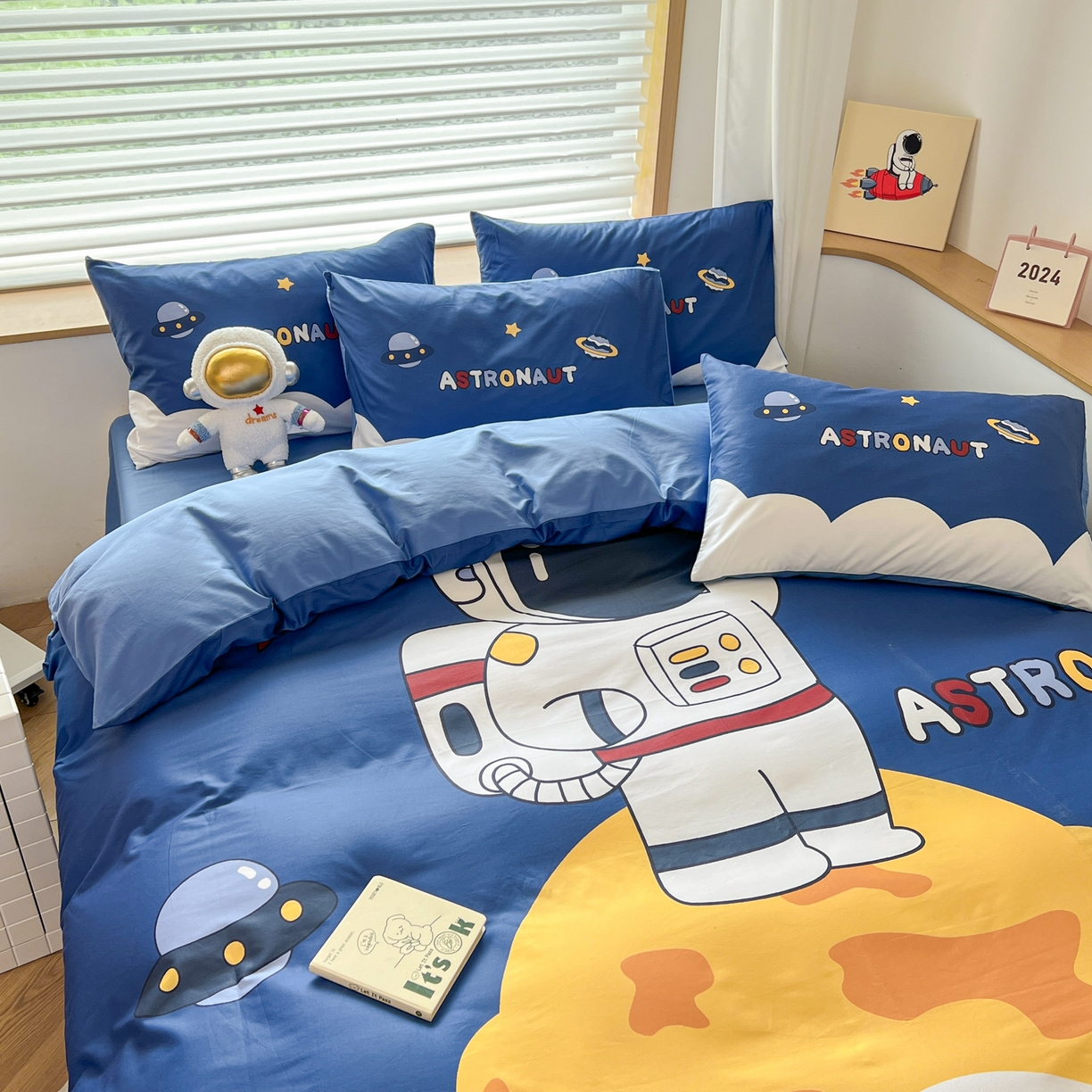 91家纺网 家纺一手货源 找家纺 孩子王 2025新款亲肤活性大版纯棉专版太空人卡通学生儿童宿舍四件套系列 月球漫步